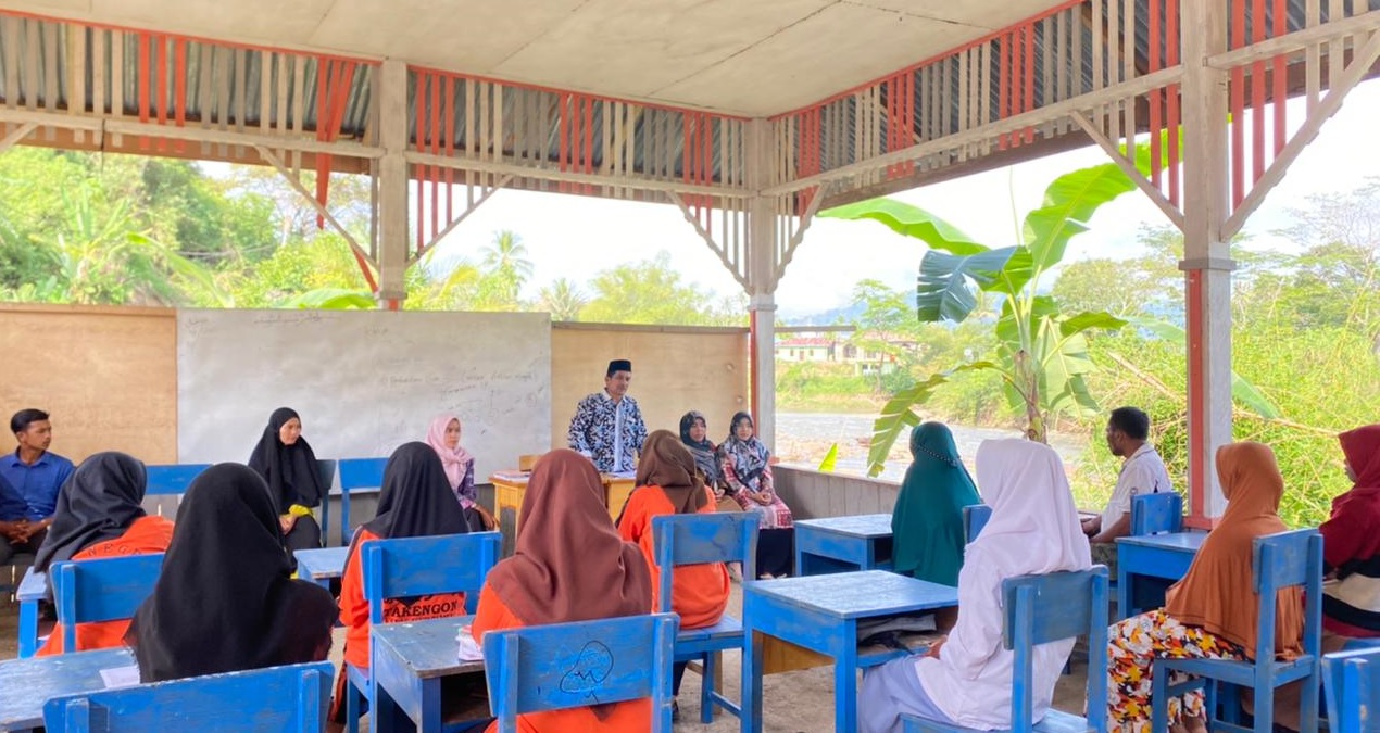 Kepala Sekolah Muhammad, S.Ag memberikan motivasi kepada siswa/i Kelas Jauh di Kemukiman Pameu (3/2)