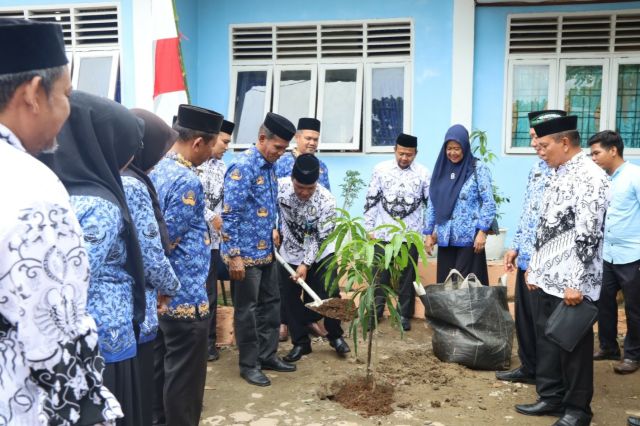 Kacabdisdik Agara Tanam Pohon dalam Rangka HARDIKDA