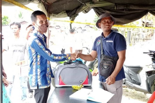 SMAN 13  Takengon salurkan bantuan korban kebakaran di Waq.