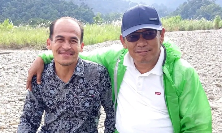 Foto: Kadisdik Aceh Drs. Alhudri, MM (Kanan) bersama  Kepsek SMAN 1 Kluet Tengah Ropika, M.Pd (Kiri)